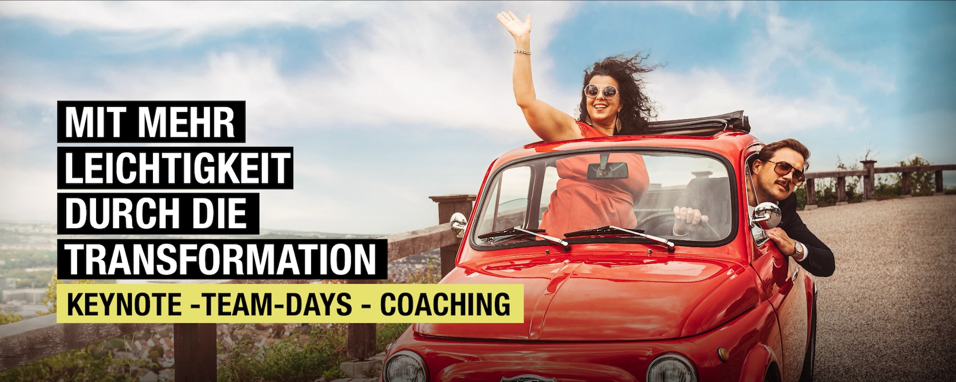 Leute in einem roten Auto feiern die Transformation mit Keynotes, Team-Days und Coaching-Angeboten.