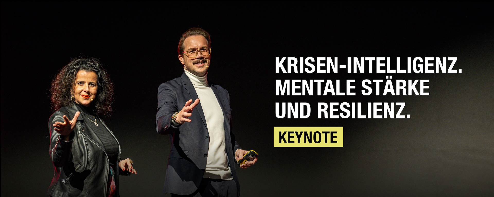 Zwei Referenten präsentieren eine Keynote über Krisenintelligenz, mentale Stärke und Resilienz.