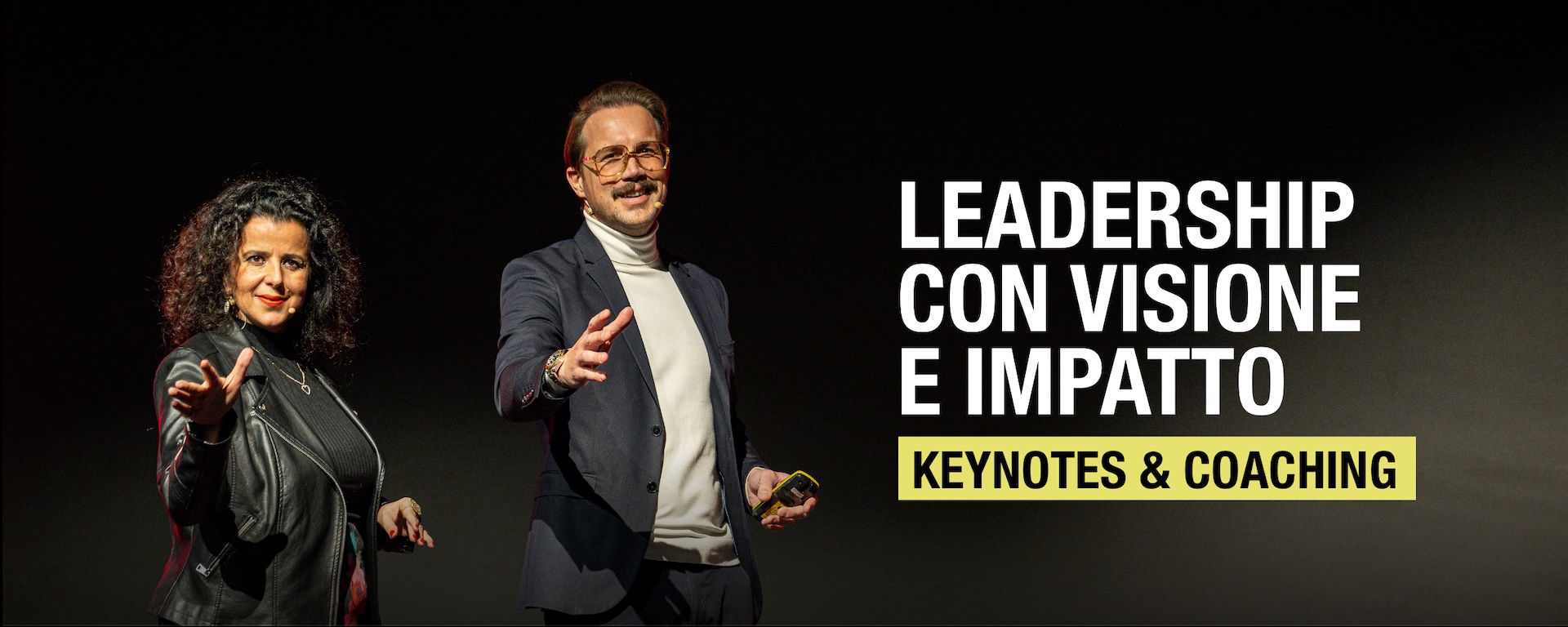 Presentazione di esperti che parlano di leadership, visione e impatto nel contesto di keynotes e coaching.