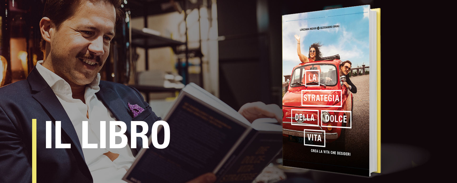 Mann liest ein Buch mit dem Titel „La strategia della dolce vita“ und lächelt, umgeben von gemütlicher Atmosphäre.