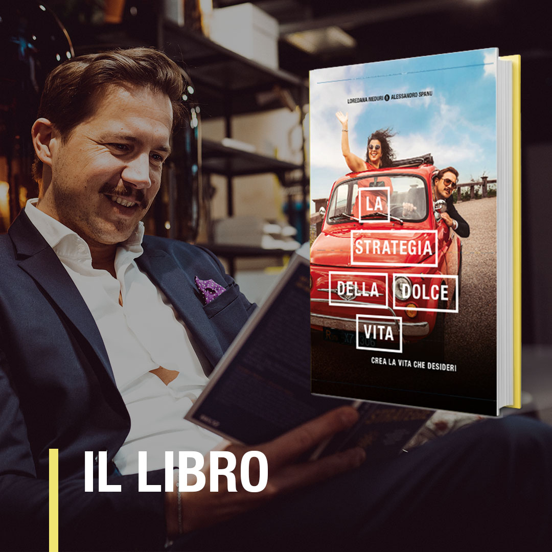 Mann in Anzug liest ein Buch über das Leben und seine Strategie, neben einem roten Auto im Hintergrund.