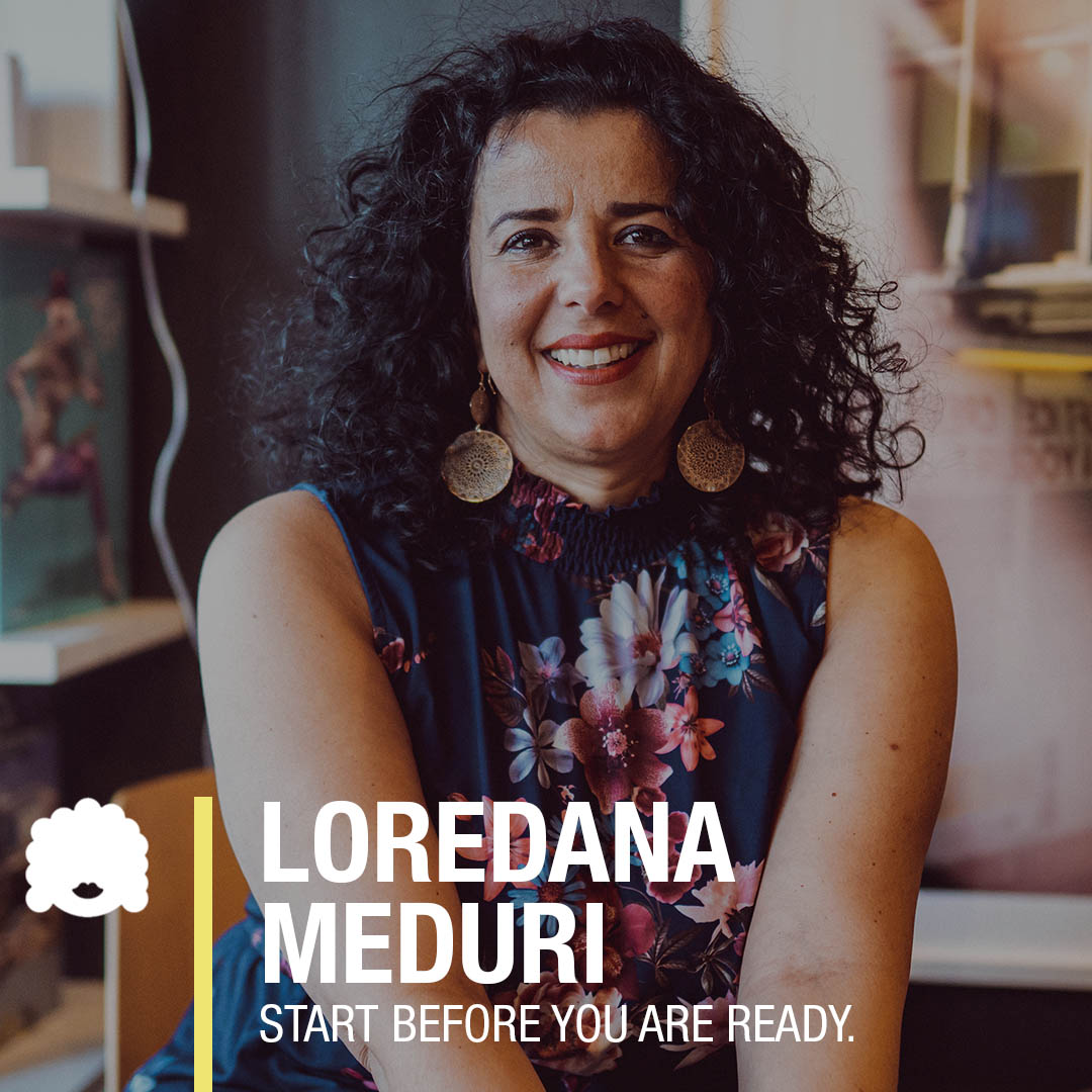 Loredana Meduri lächelt in einem stilvollen Raum und ermutigt zur Handlungsbereitschaft mit einem inspirierenden Motto.